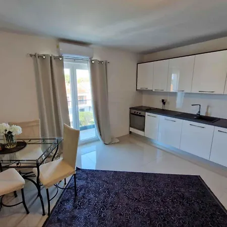 In 47128 Apartment
