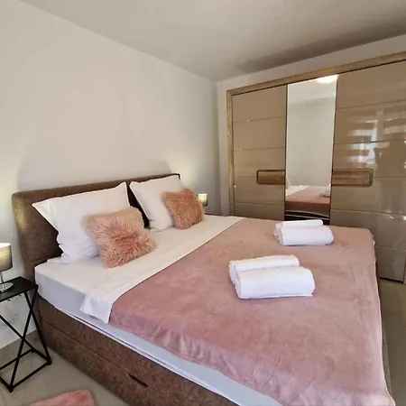 In 47128 Apartment